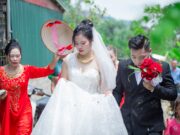 Le mariage des Muong à Ninh Binh : un événement culturel unique à découvrir Couple muong en tenue traditionnelle au mariage dans la province de Ninh Binh