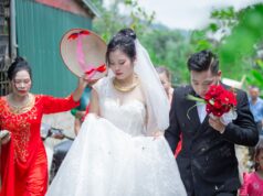 Le mariage des Muong à Ninh Binh : un événement culturel unique à découvrir Couple muong en tenue traditionnelle au mariage dans la province de Ninh Binh
