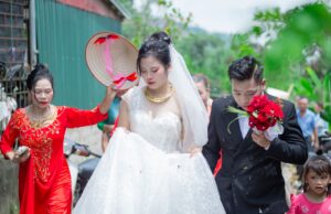 Le mariage des Muong à Ninh Binh : un événement culturel unique à découvrir Couple muong en tenue traditionnelle au mariage dans la province de Ninh Binh