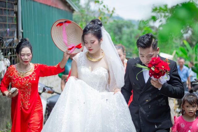 Couple muong en tenue traditionnelle au mariage dans la province de Ninh Binh
