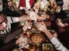 Carême et Ramadan : une cuisine commune entre les Maghrébins et les Européens Famille multiculturelle réunie autour d'une table de Carême et de Ramadan