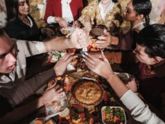 Carême et Ramadan : une cuisine commune entre les Maghrébins et les Européens Famille multiculturelle réunie autour d'une table de Carême et de Ramadan
