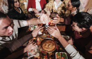 Carême et Ramadan : une cuisine commune entre les Maghrébins et les Européens Famille multiculturelle réunie autour d'une table de Carême et de Ramadan