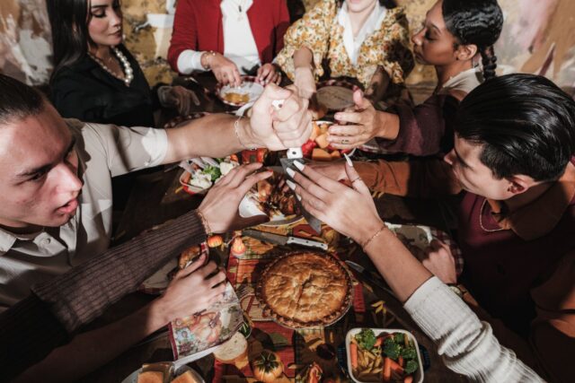 Famille multiculturelle réunie autour d'une table de Carême et de Ramadan