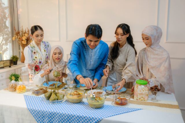 Famille algérienne partageant des briouats aux épinards à table pendant le Ramadan