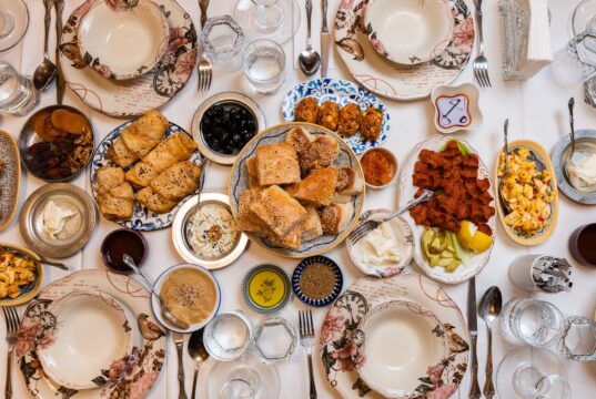 Ramadan 2026 : nos 10 recettes à préparer en avance Family preparing Ramadan 2026 dishes with Algerian, Tunisian, and Moroccan cuisine