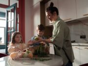 Comment les enfants éduquent leurs parents à l’écologie et au consentement Enfants maghrébins enseignant leur parents à réduire leurs emissions carbone