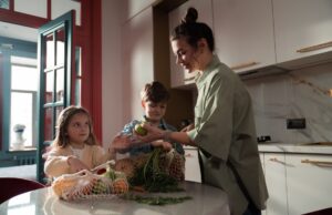 Comment les enfants éduquent leurs parents à l’écologie et au consentement Enfants maghrébins enseignant leur parents à réduire leurs emissions carbone