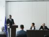 GenZ, Al Haouz, Ceuta : l’évolution du gouvernement marocain Jeunes Marocains en train de discuter autour d'une table de gouvernement marocain