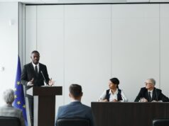 GenZ, Al Haouz, Ceuta : l’évolution du gouvernement marocain Jeunes Marocains en train de discuter autour d'une table de gouvernement marocain