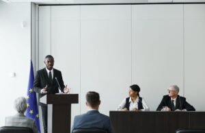 GenZ, Al Haouz, Ceuta : l’évolution du gouvernement marocain Jeunes Marocains en train de discuter autour d'une table de gouvernement marocain