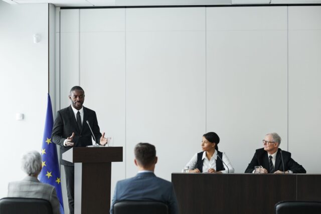 Discussion gouvernement marocain avec GenZ Jeunes Marocains en train de discuter autour d'une table de gouvernement marocain