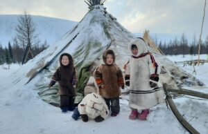 La régulation des émotions parmi les parents inuits : méthodes traditionnelles Inuit parents using traditional methods to regulate their emotions during a family gathering