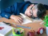 Récaler le sommeil de son enfant avant la rentrée scolaire : conseils pour les parents Enfant endormi dans son lit pendant la rentrée scolaire
