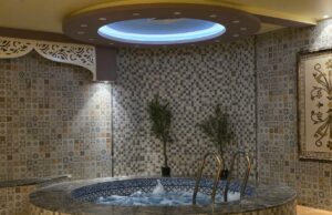Les 5 meilleurs spas traditionnels maghrébins à Paris : un voyage à travers la beauté et la culture du Maghreb dans la ville de lumière femme maghrébine assise dans un hammam traditionnel parisien