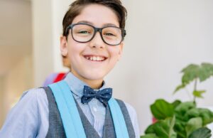 Enquête sur la scolarité d’un garçon de 8 ans à Nîmes : une perspective sur l’éducation nationale française Garçon maghrébin à l'école en France