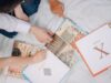 Céline Alvarez explique comment encourager les jeunes enfants à lire avec succès : astuces pour les parents maghrébins de la diaspora Céline Alvarez enseignant une technique de lecture à un enfant maghrébin