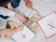 Céline Alvarez explique comment encourager les jeunes enfants à lire avec succès : astuces pour les parents maghrébins de la diaspora Céline Alvarez enseignant une technique de lecture à un enfant maghrébin
