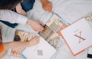 Céline Alvarez explique comment encourager les jeunes enfants à lire avec succès : astuces pour les parents maghrébins de la diaspora Céline Alvarez enseignant une technique de lecture à un enfant maghrébin