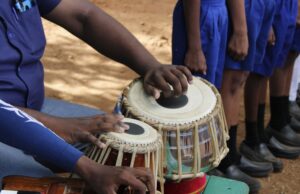 Comment aider vos enfants à retrouver le bon rythme pour la rentrée scolaire : conseils et astuces pour les parents maghrébins de la diaspora Famille maghrébine aide enfants retrouver bon rythme pour rentrée scolaire