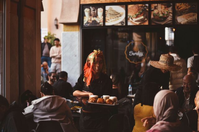 Famille marocaine au repas Famille au Maroc réunie à la table, en train de manger le couscous, changements dans la société marocaine dans le fond