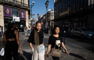 Marocaines en mode : les 5 boutiques concept-store à découvrir à Paris Moroccan women shopping at concept store in Paris