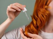 Plantes médicinales au Maghreb : Soins capillaires naturels avec l’huile de nigelle femme utilisant de l'huile de nigelle pour soigner ses cheveux