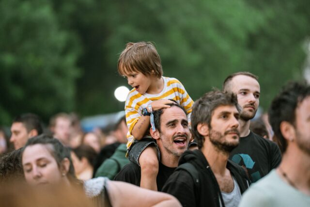 Festival Péristyle Lyon Musique Famille à Lyon assiste à un spectacle musical au Festival Péristyle