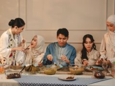 Carême et Ramadan : un voyage gastronomique partagé entre chrétiens et musulmans Famille chrétienne et musulmane partageant une table de carême et ramadan