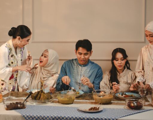 Carême et Ramadan : un voyage gastronomique partagé entre chrétiens et musulmans Famille chrétienne et musulmane partageant une table de carême et ramadan