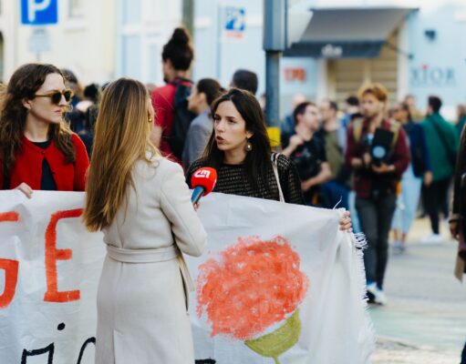 Comment postuler pour les droits médias des prochaines compétitions de la CAF : un guide complet Femme maghrébine envoyant un email de candidature pour les droits médias CAF