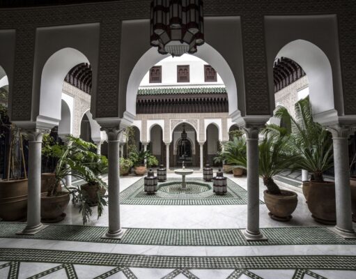 Le Festival de l’histoire de l’art 2026 : Mode et Maroc, 300 événements gratuits – Un rendez-vous à ne manquer pas pour les lecteurs maghrébins de la diaspora Festival de l'histoire de l'art 2026 à Marrakech avec des personnes du Maroc et de la diaspora explorant des installations ar