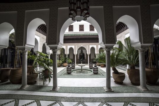 Le Festival de l’histoire de l’art 2026 : Mode et Maroc, 300 événements gratuits – Un rendez-vous à ne manquer pas pour les lecteurs maghrébins de la diaspora Festival de l'histoire de l'art 2026 à Marrakech avec des personnes du Maroc et de la diaspora explorant des installations ar