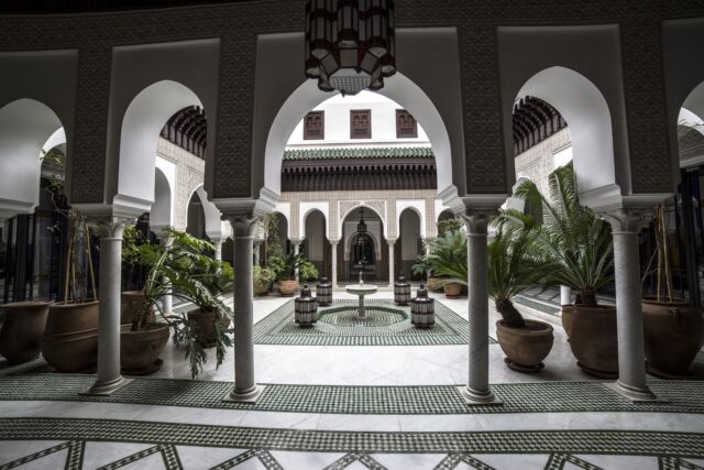 Festival de l'histoire de l'art 2026 : Maroc et mode Festival de l'histoire de l'art 2026 à Marrakech avec des personnes du Maroc et de la diaspora explorant des installations ar