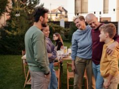 Mardi chômé et payé : les règles à savoir Famille maghrébine réunie autour d'une table de mardi chômé et payé