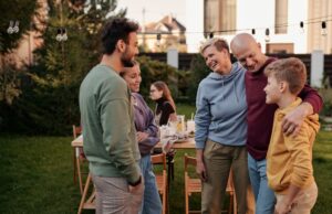 Mardi chômé et payé : les règles à savoir Famille maghrébine réunie autour d'une table de mardi chômé et payé
