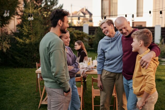 Famille maghrébine réunie autour d'une table de mardi chômé et payé