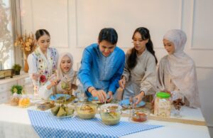 Carême et Ramadan : Quand la cuisine accompagne le jeûne des chrétiens et des musulmans Famille musulmane et chrétienne préparant des recettes de Careme et Ramadan ensemble