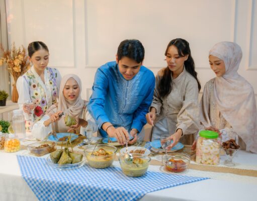 Carême et Ramadan : Quand la cuisine accompagne le jeûne des chrétiens et des musulmans Famille musulmane et chrétienne préparant des recettes de Careme et Ramadan ensemble