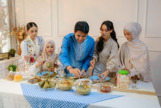 Carême et Ramadan : Quand la cuisine accompagne le jeûne des chrétiens et des musulmans Famille musulmane et chrétienne préparant des recettes de Careme et Ramadan ensemble