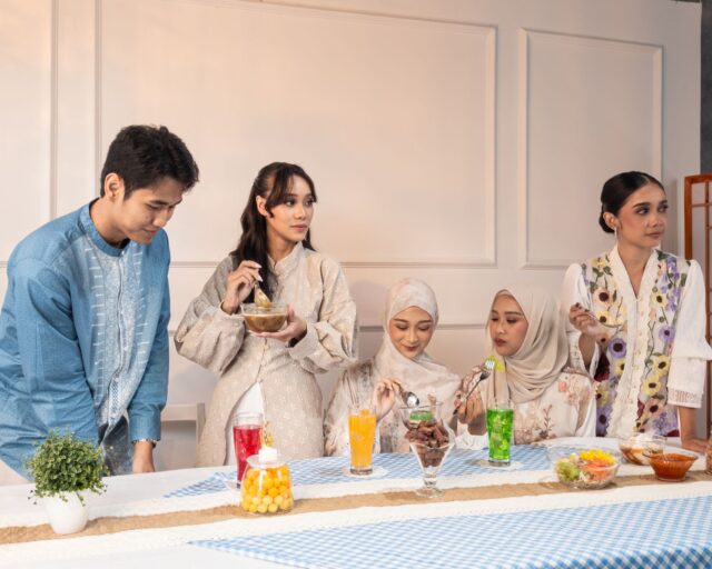 Famille islamique buvant du lait de coco en pause de jeûne de Ramadan