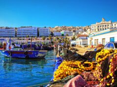 Déclaration des devises et objets de valeur pendant un voyage en Algérie : tout ce que vous devez savoir Family with luggage declaring currency at Algerian customs