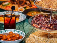 Ramadan 2026 : 50 recettes pour le Ftour Family gathering around a table filled with 50 traditional Moroccan Ramadan Ftour dishes