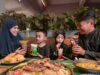 8 soupes maghrébines à découvrir pendant le Ramadan 2026 Famille algérienne buvant du harira pendant Ramadan