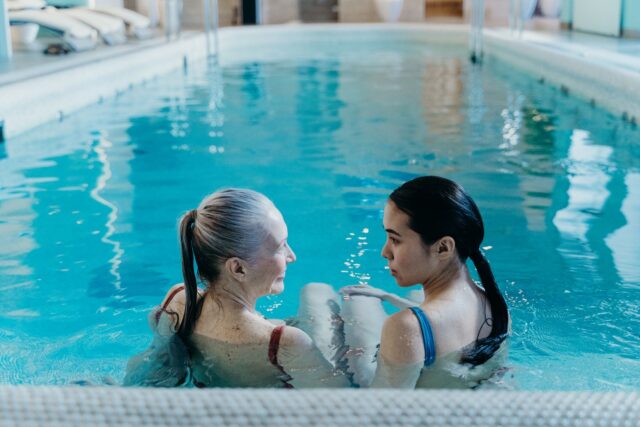 spa Mézenc Les Estables Famille maghrébine en détente au spa privé Mézenc Spa à Les Estables en France