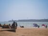 La concurrence entre le Maroc et l’Égypte dans le domaine du tourisme : une bataille pour attirer les visiteurs Femme marocaine et femme égyptienne regardant vers le large