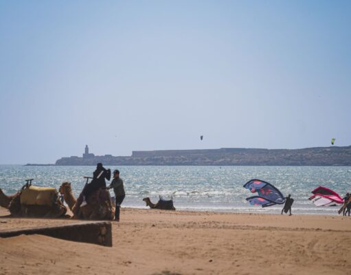 La concurrence entre le Maroc et l’Égypte dans le domaine du tourisme : une bataille pour attirer les visiteurs Femme marocaine et femme égyptienne regardant vers le large