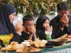 Fin du Ramadan 2026 : 10 recettes de couscous incontournables pour régaler toute la famille Famille autour d'une table en train de manger un couscous traditionnel pendant le Ramadan 2026