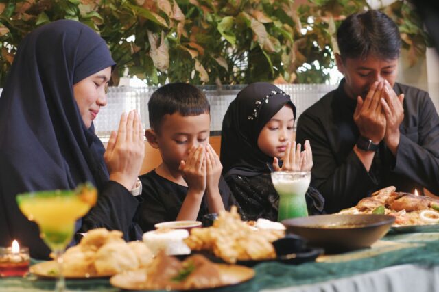 Couscous Ramadan Family Famille autour d'une table en train de manger un couscous traditionnel pendant le Ramadan 2026