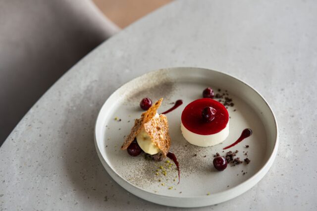 Alan Geaam préparant dessert gourmand pour la fête d'Aïd-el-Fitr